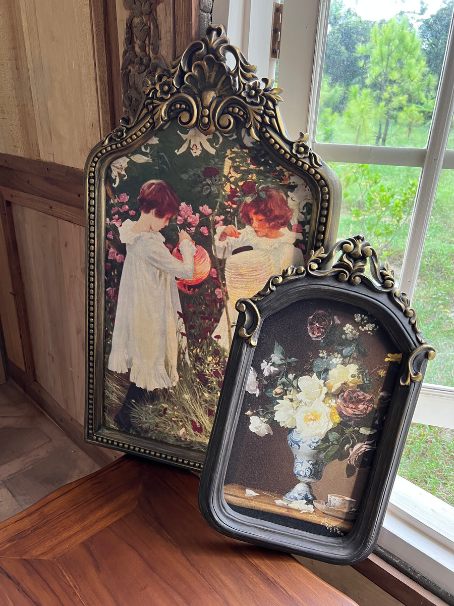 Petite Country frames Parrot & Lily