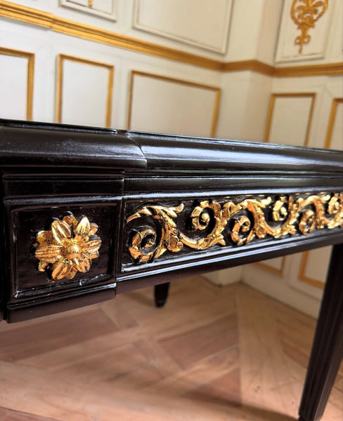 Center table with elegant carving~