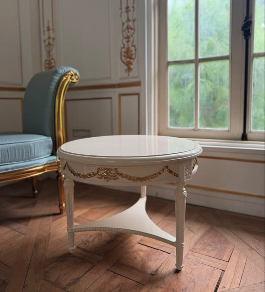 Center table with wreaths and bows~