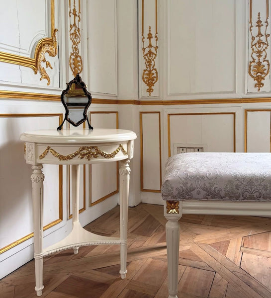 Delicate side table with wreaths and bows~