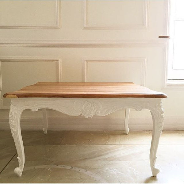 Centre table with rococo motifs and delicate Louis XV legs