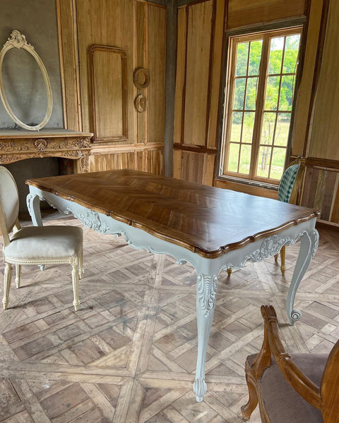 Louis XV dining table with cockle shell motif