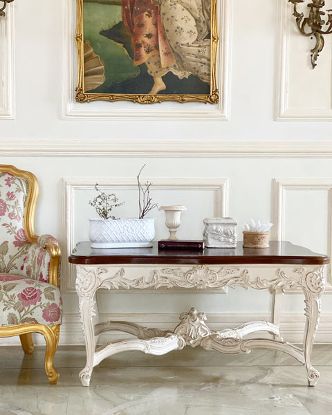 Centre table with natural voluptuous motifs of Louis XV grandeur