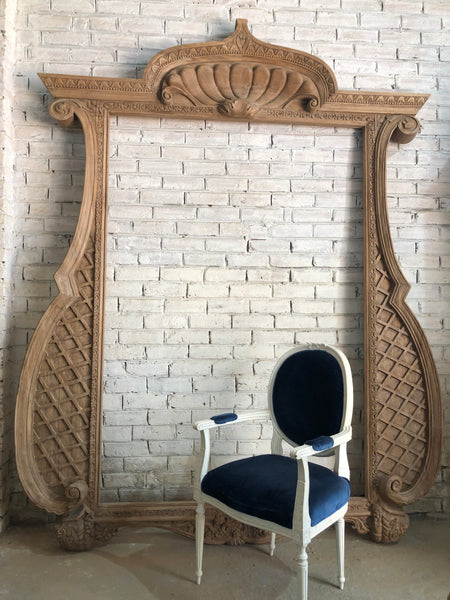 Frame in beautiful cartouche in oversized proportions