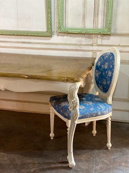 Chair iconised by Louis XVI with rosettes