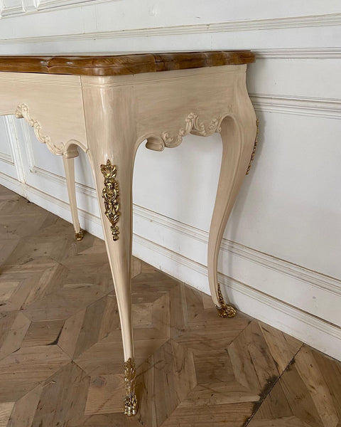Louis XV style desk with stunning mounts