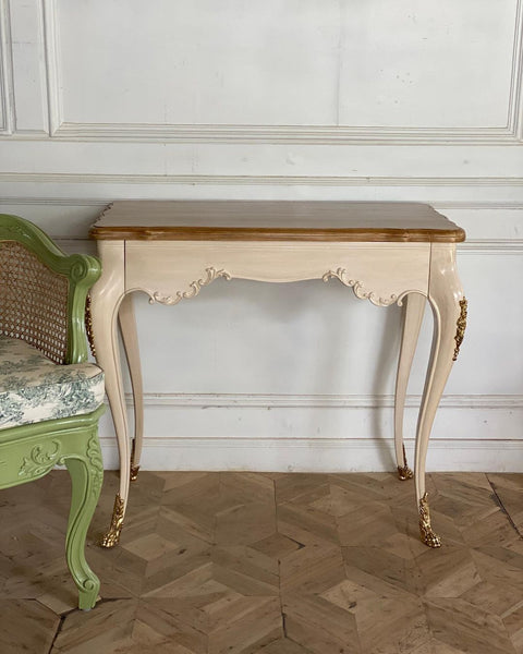 Louis XV style desk with stunning mounts