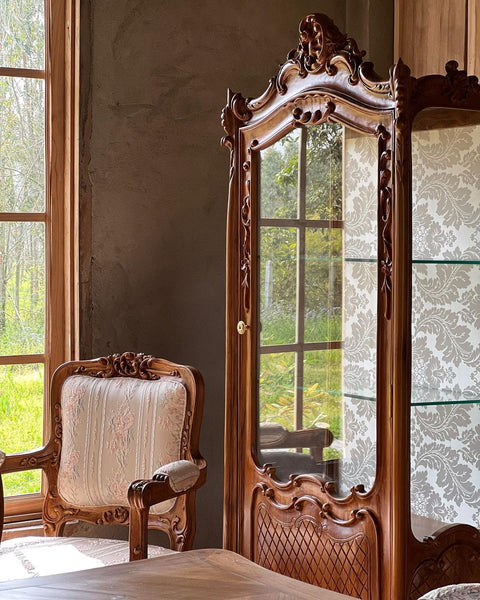 Louis XV vitrine in quintessential rococo style