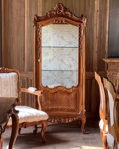 Louis XV vitrine in quintessential rococo style