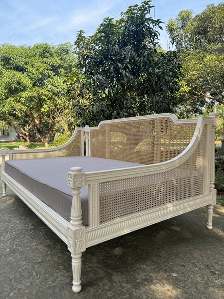 Louis XVI Elegant Daybed