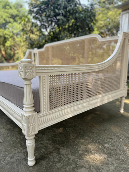 Louis XVI Elegant Daybed