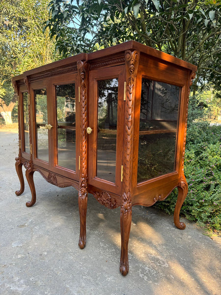 Louis XV Vitrine in classic walnut~