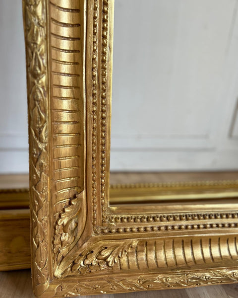 Frame inspired by neoclassic molding