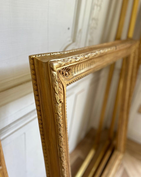 Frame inspired by neoclassic molding