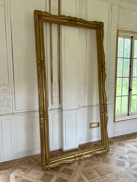 Oversized Louis XV frame with dramatic silhouette
