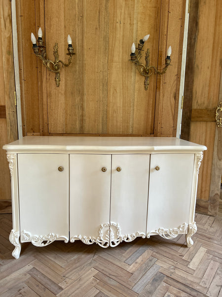 Commode with exceptional storage