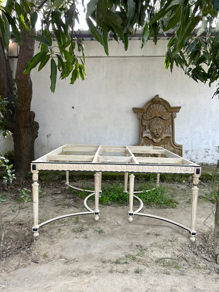 Louis XVI dining table with neoclassic moldings