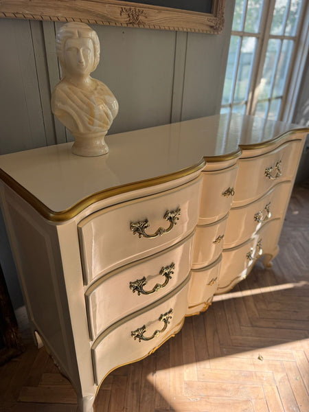 Louis XV commode with an elegantly subtle silhouette~