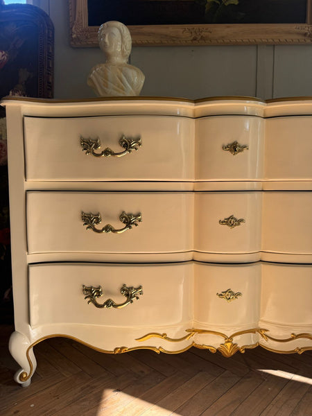 Louis XV commode with an elegantly subtle silhouette~