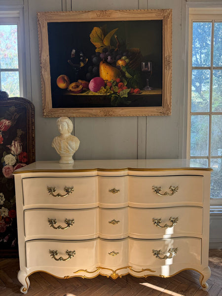 Louis XV commode with an elegantly subtle silhouette~
