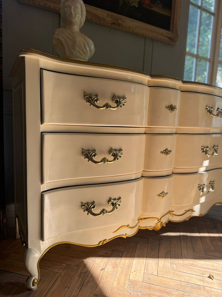 Louis XV commode with an elegantly subtle silhouette~