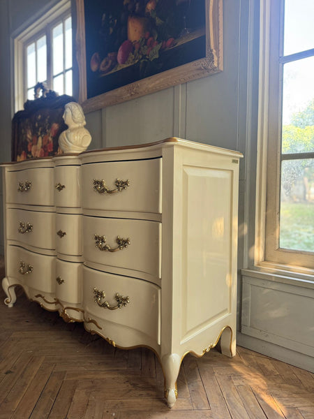 Louis XV commode with an elegantly subtle silhouette~