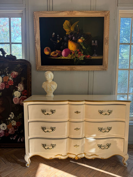 Louis XV commode with an elegantly subtle silhouette~