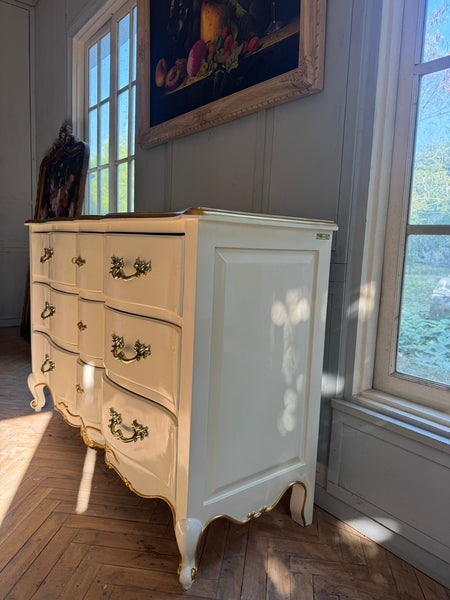 Louis XV commode with an elegantly subtle silhouette~