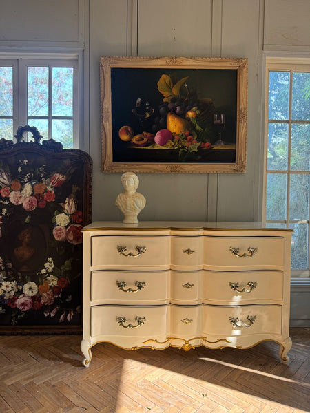 Louis XV commode with an elegantly subtle silhouette~