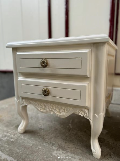 Louis XV side table with elegant carving ~