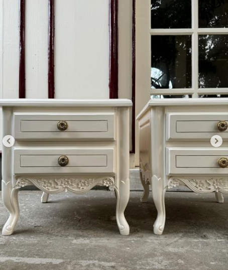 Louis XV side table with elegant carving ~