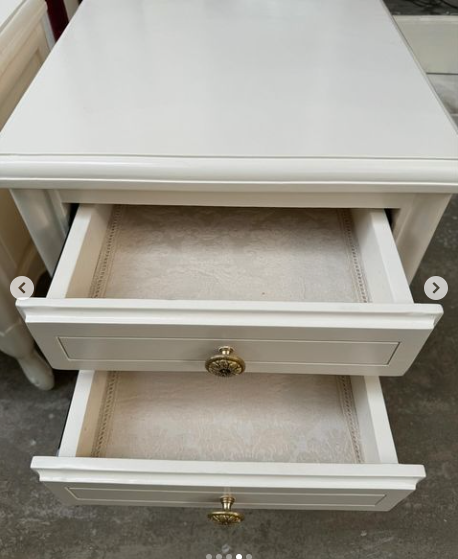 Louis XV side table with elegant carving ~