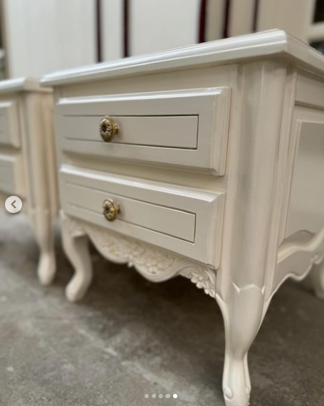 Louis XV side table with elegant carving ~
