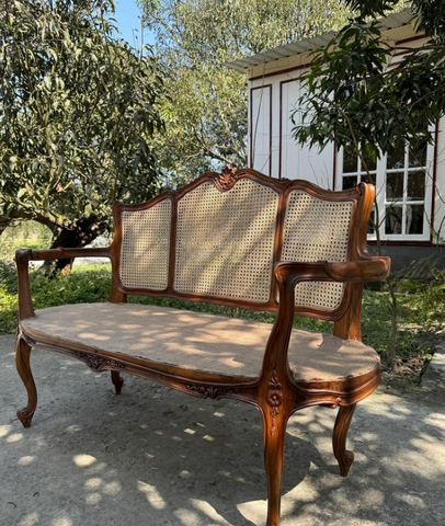 Elegant Louis XV settee in wicker