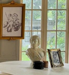 Classic Louis XVI frame with delicate cartouche~