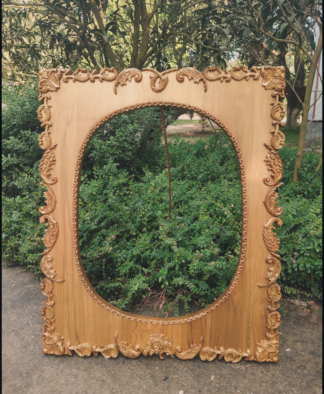 Frame with restrained work on the silhouette~