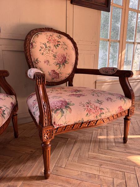 Classic Louis XVI fauteuil~