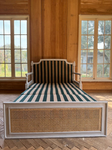 Day bed with wicker~