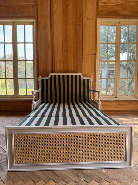 Day bed with wicker~