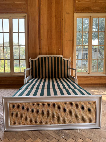 Day bed with wicker~