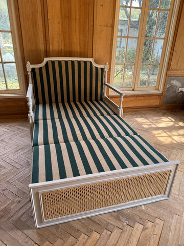 Day bed with wicker~