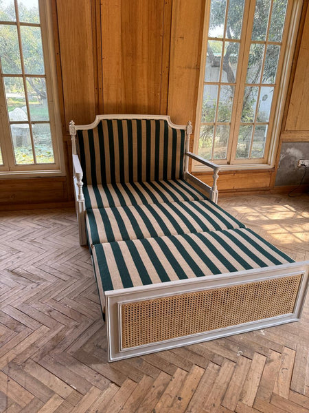 Day bed with wicker~