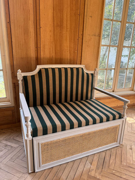 Day bed with wicker~