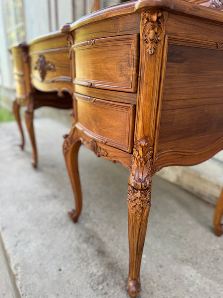 Classic Louis XV dressing table in warm walnut~