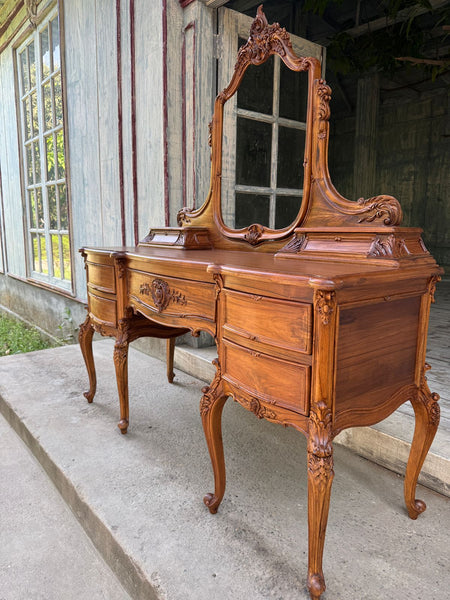 Classic Louis XV dressing table in warm walnut~