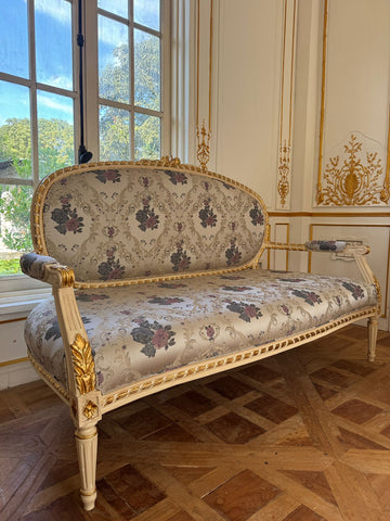 Sleek & Dainty  Louis XVI settee~