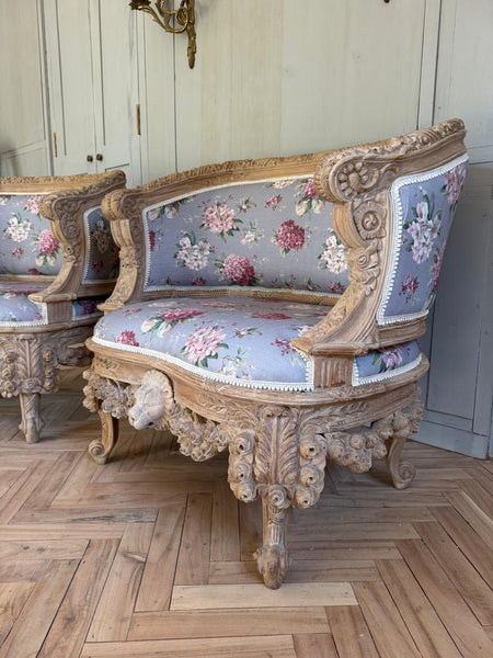 Armchair with lion motif & wreath of roses in Provencal finish~