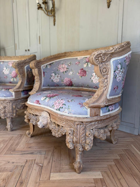 Armchair with lion motif & wreath of roses in Provencal finish~