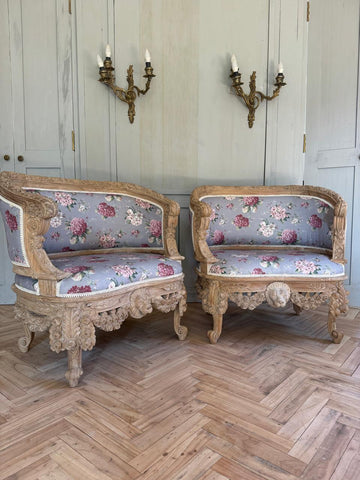 Armchair with lion motif & wreath of roses in Provencal finish~