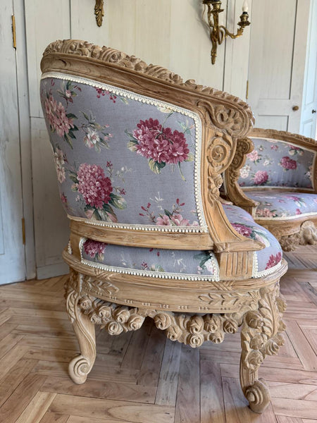 Armchair with lion motif & wreath of roses in Provencal finish~